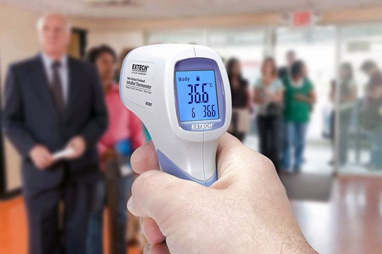 Toma de temperatura con termómetro infrarrojo