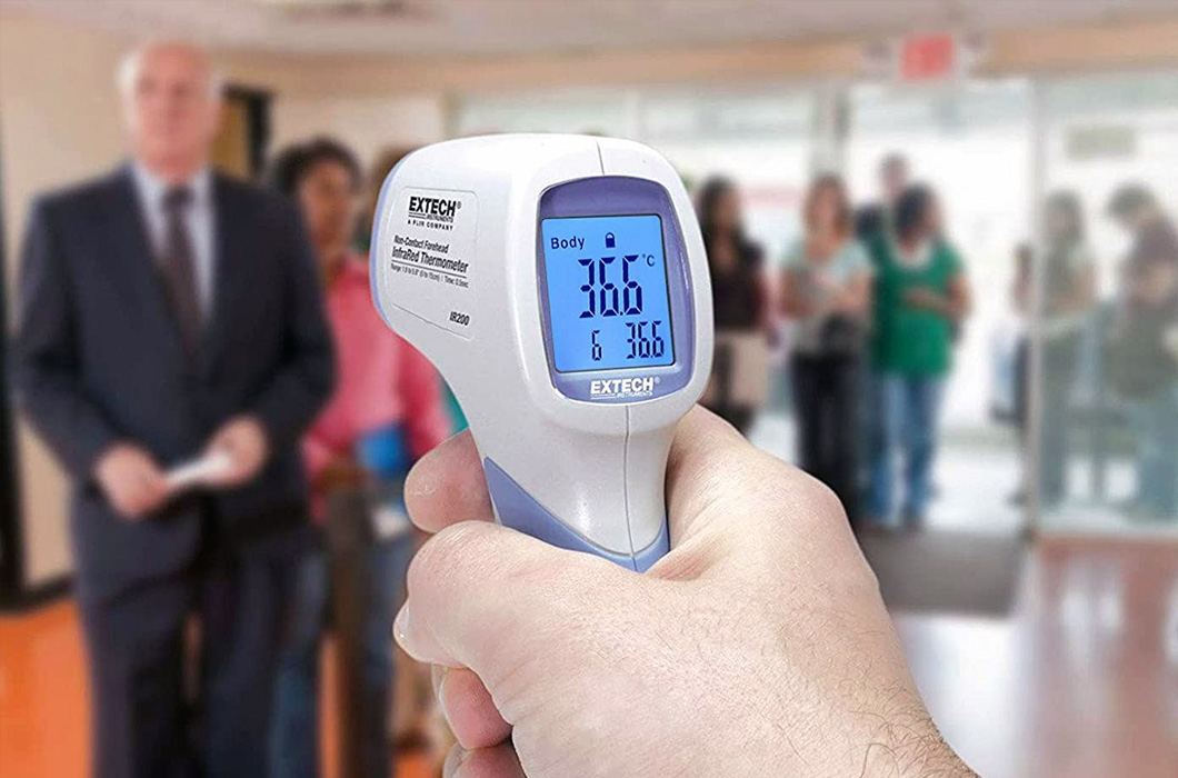 Toma de temperatura con termómetro infrarrojo